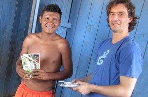 GaviaoEntregaDVDS Delson Gavião e Julien Meyer durante entrega de DVDs de documentação a aldeia Gavião Igarapé Lourdes.